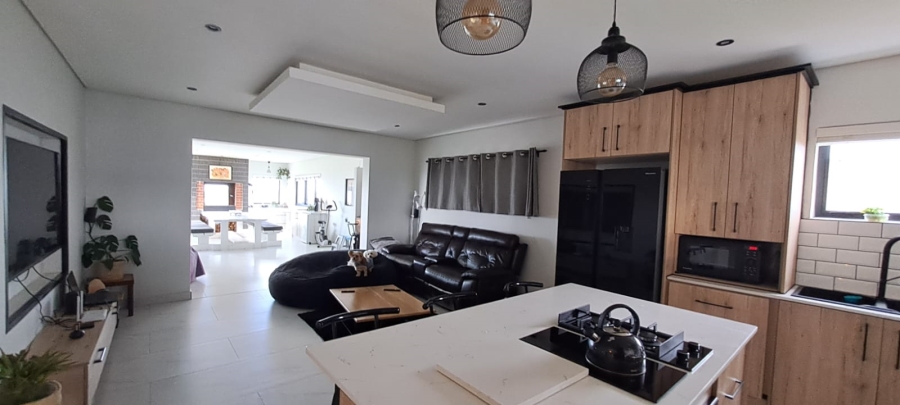 6 Bedroom Property for Sale in Hoogland Western Cape